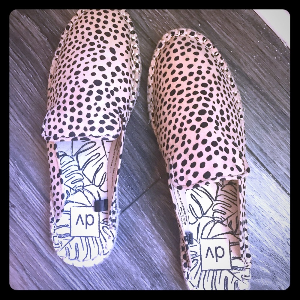 NEVER WORN NWOT Cheetah print slip on shoes Size 9